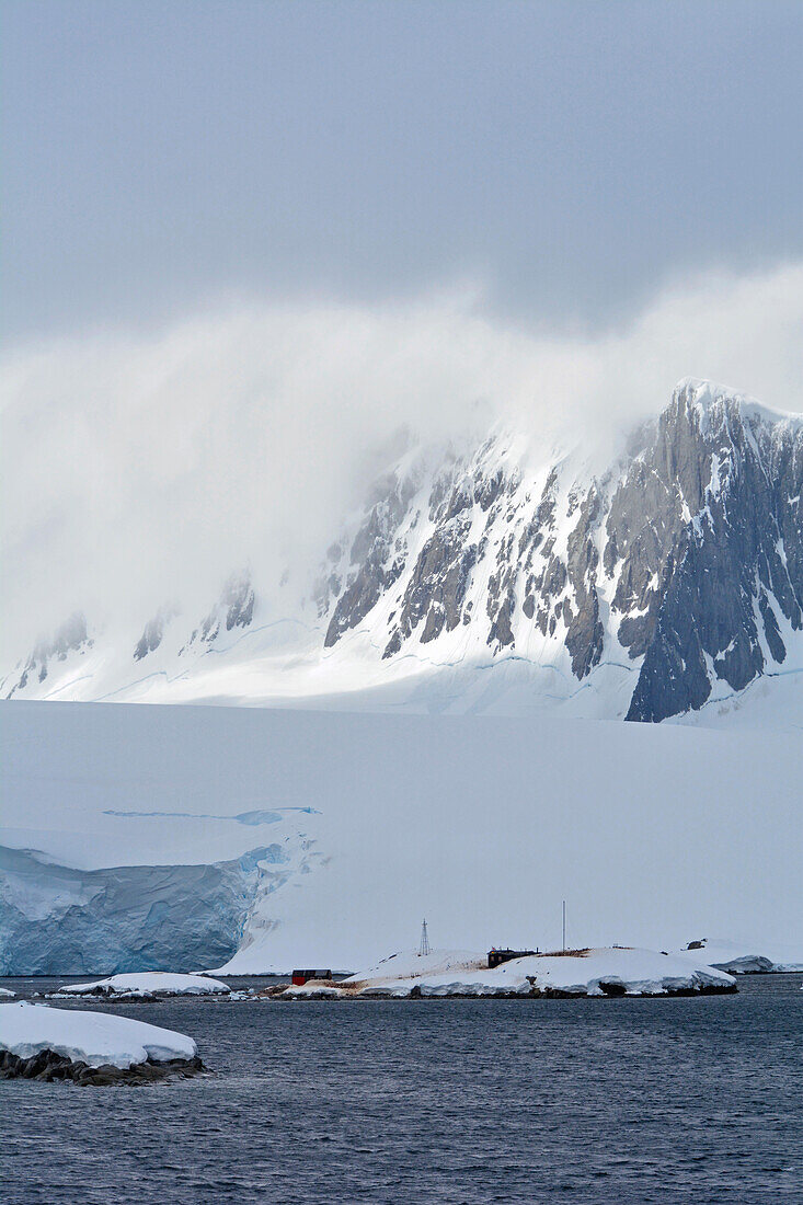 Antarktis; antarktische Halbinsel; Port Lockroy; britische Forschungsstation mit Postamt; Schnee bedeckte Berge; Gletscher mit Abbruchkante