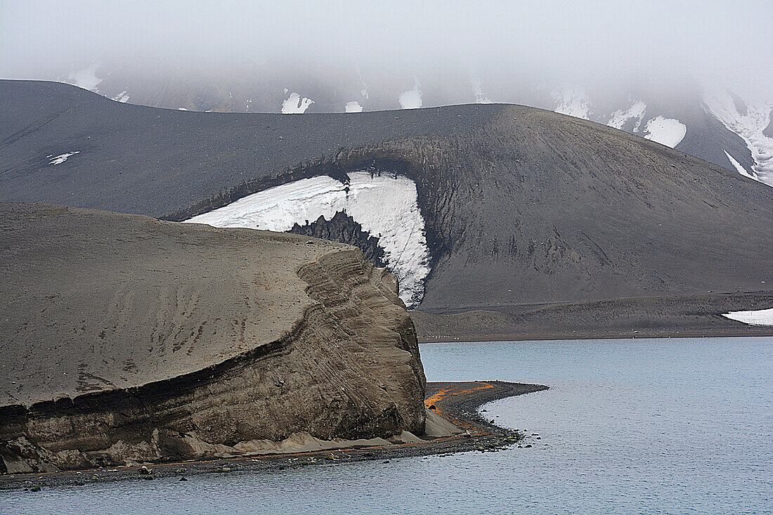 Antarktis; südliche Shetlandinseln; Deception Island; Telefon Bay; ringförmige Insel; Gipfelbereich eines riesigen, submarinen Vulkan; Bucht im Inneren ist die Caldera