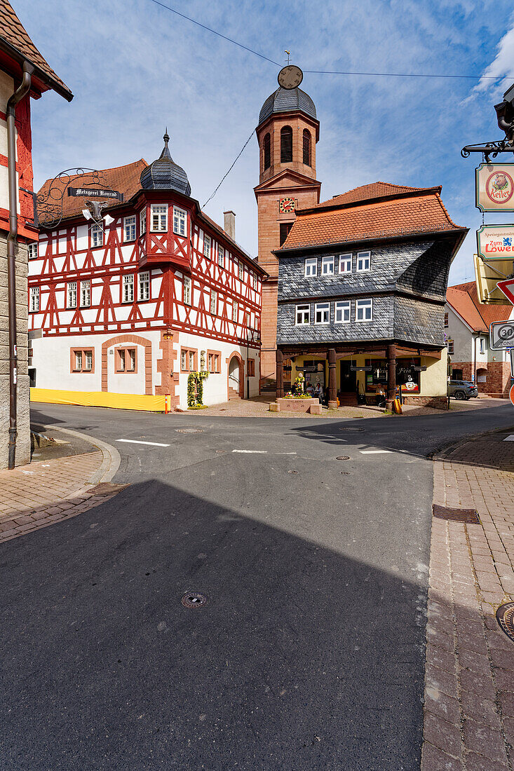 Historisches Rathaus und Kirche in Rieneck im Sinntal, Landkreis Main-Spessart, Unterfranken, Franken, Bayern, Deutschland