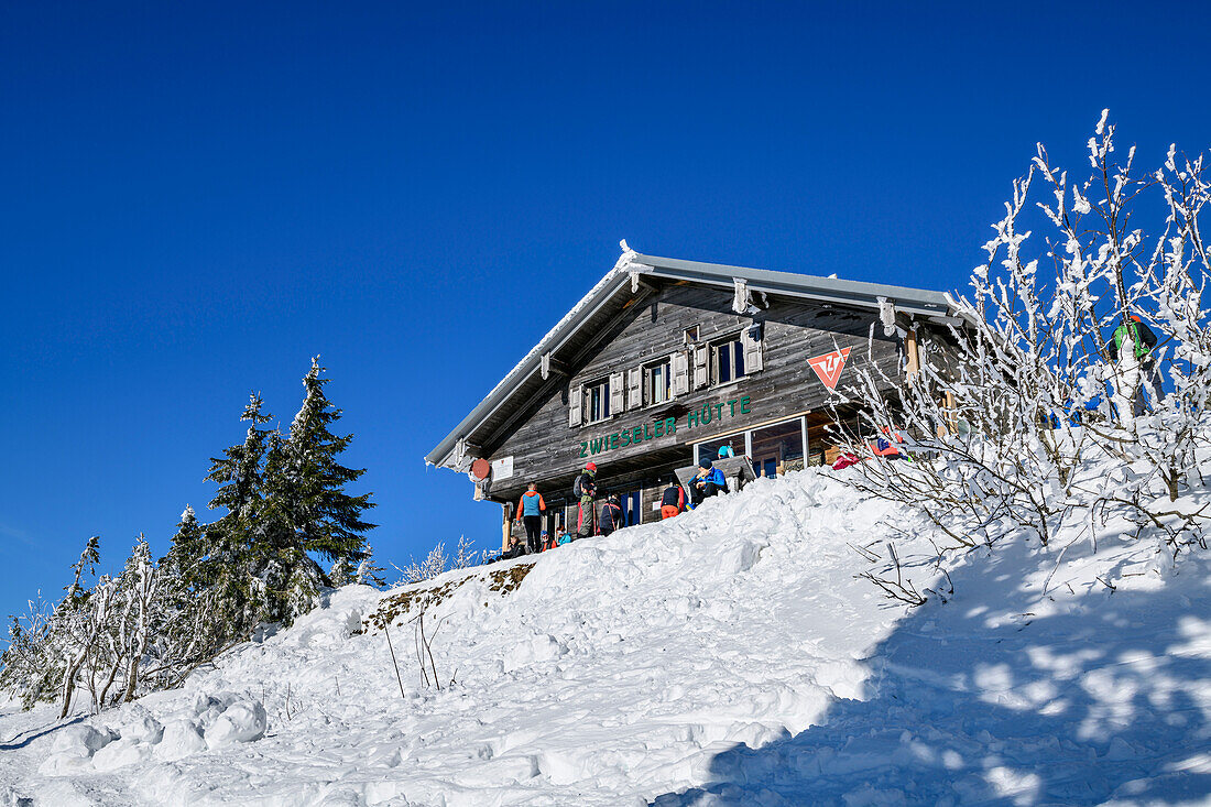 Mehrere Personen vor der Zwieseler Hütte, Großer Arber, Bayerischer Wald, Niederbayern, Bayern, Deutschland 