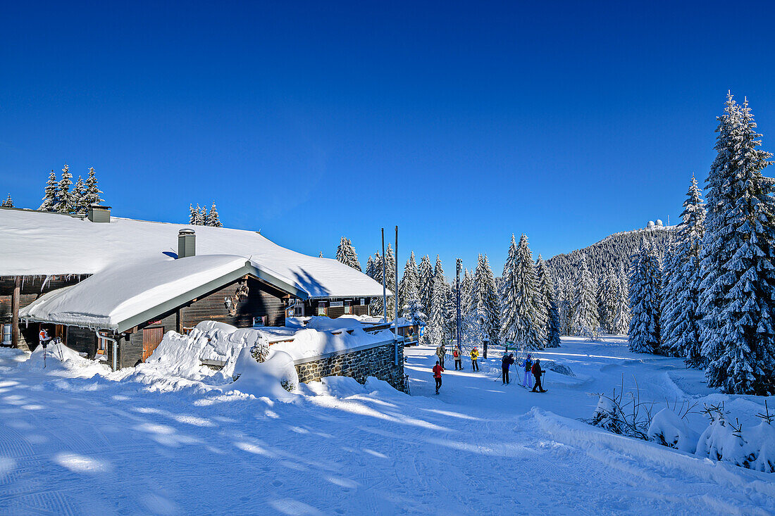 Chamer Hütte mit dem Gipfel des Großen Arber im Hintergrund, Großer Arber, Bayerischer Wald, Niederbayern, Bayern, Deutschland 