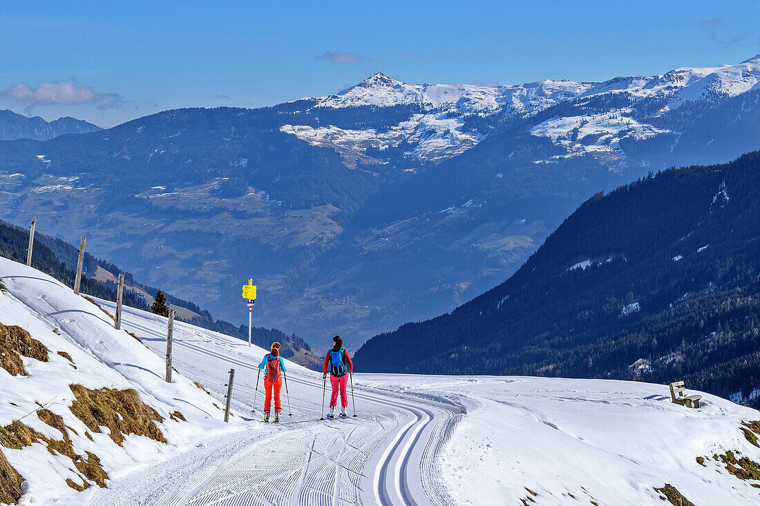 Zwei Frauen auf Skitour steigen über gewalzte Spur zum Kuhmesser auf, Kuhmesser, Tuxer Alpen, Tirol, Österreich