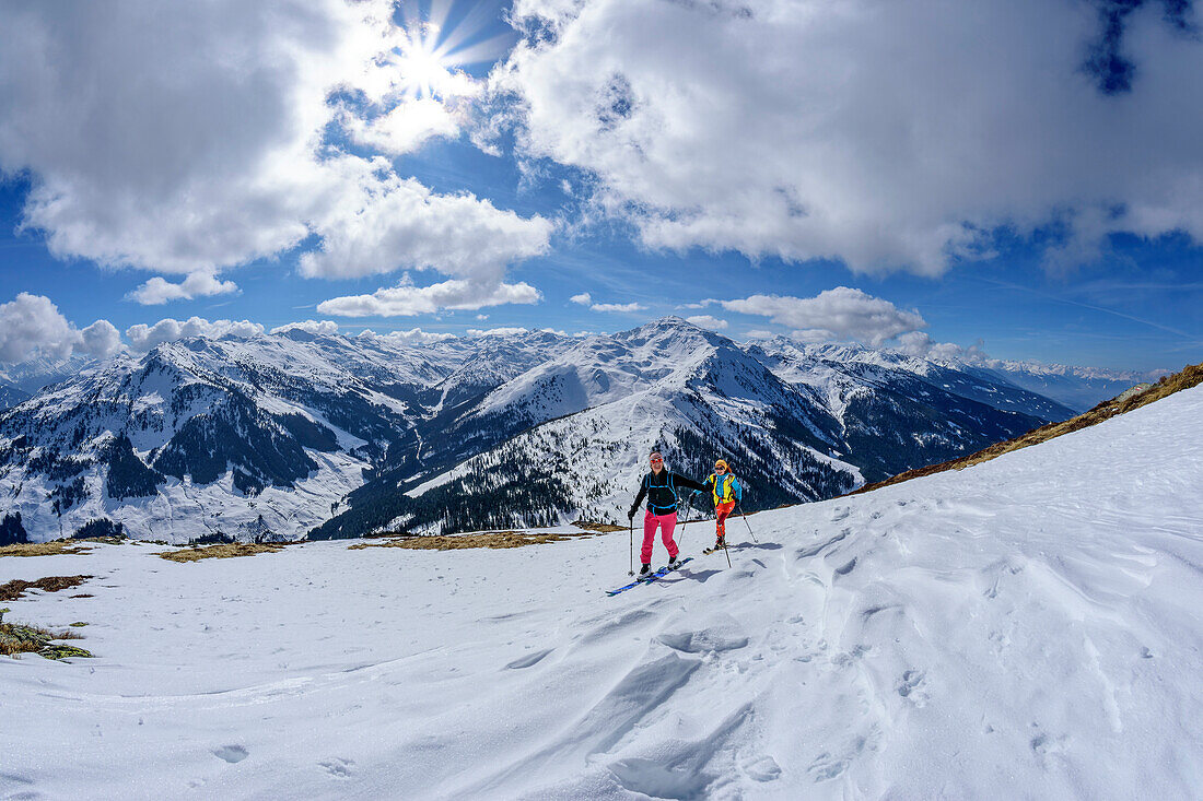 Zwei Frauen auf Skitour steigen zum Kuhmesser auf, Gilfert im Hintergrund, Kuhmesser, Tuxer Alpen, Tirol, Österreich
