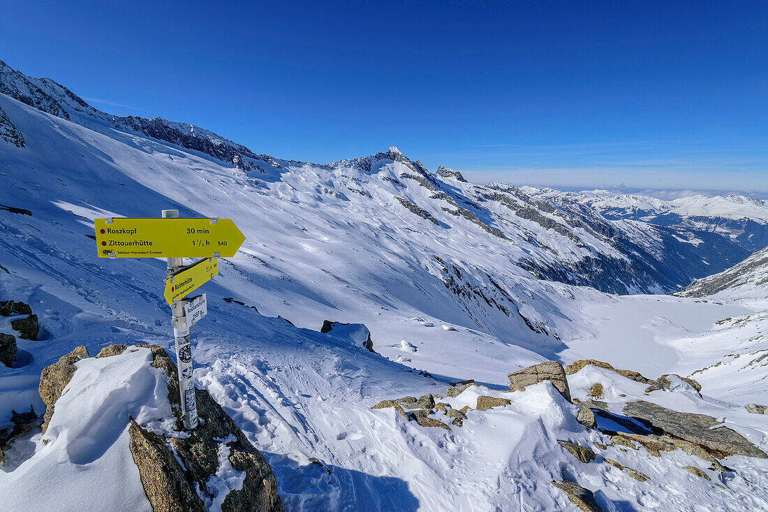 Wegweiser in der Roßkarscharte, Sichelkopf im Hintergrund, Zittauer Hütte, Nationalpark Hohe Tauern, Zillertaler Alpen, Tirol, Österreich