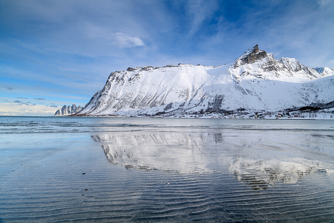 Strand von Steinfjord mit sich spiegelnden Bergen, Steinfjord, Senja, Troms og Finnmark, Norwegen