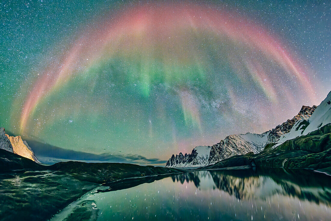 Polarlicht und Milchstraße über den Teufelszähnen und dem Ersfjord, Okshornan, Tungeneset, Senja, Troms og Finnmark, Norwegen
