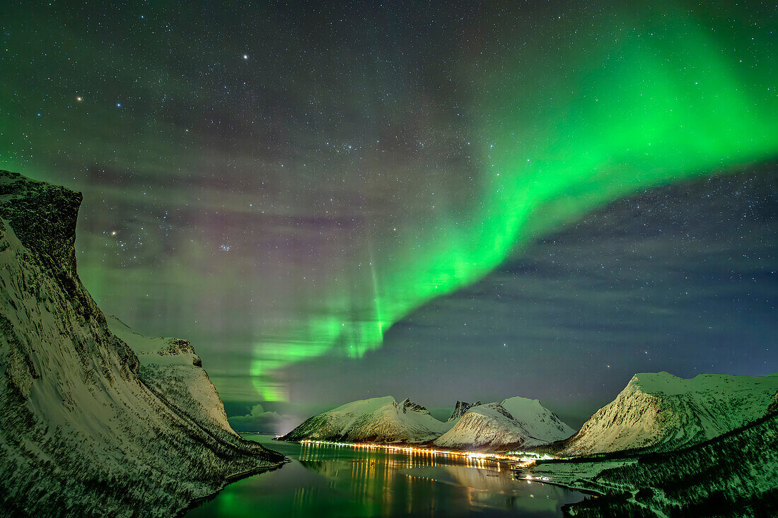 Polarlicht über dem Nordfjord, Bergsbotn, Senja, Troms og Finnmark, Norwegen