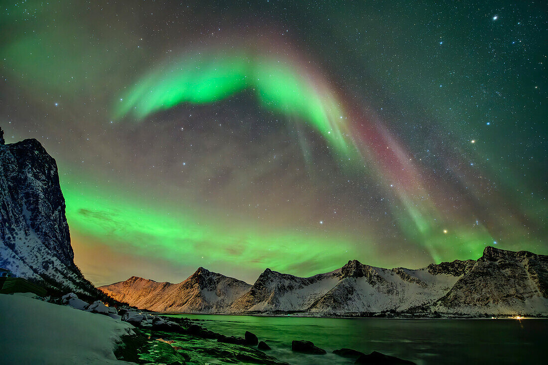 Polarlicht über Steinfjord, Tungeneset, Senja, Troms og Finnmark, Norwegen