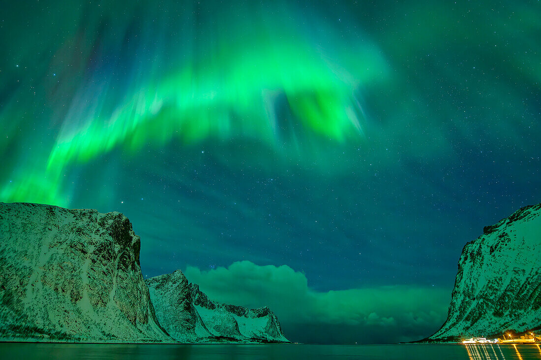 Polarlicht über Steinfjord, Steinfjord, Senja, Troms og Finnmark, Norwegen