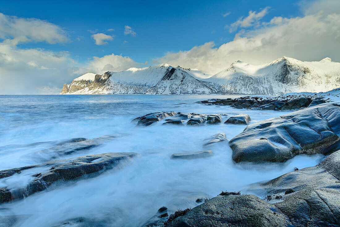 Brandung an der Felsküste mit Berge im Hintergrund, Mefjord, Senja, Troms og Finnmark, Norwegen