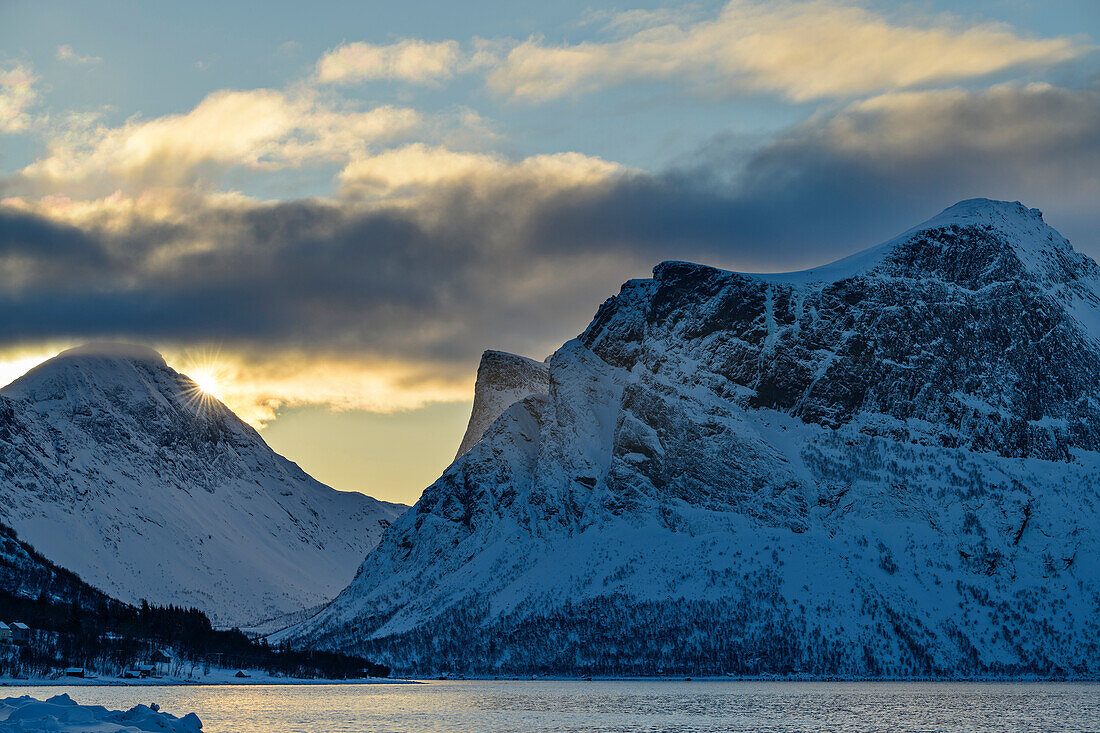 Sonnenaufgang über den Bergen am Nordfjord, Nordfjord, Skaland, Senja, Troms og Finnmark, Norwegen