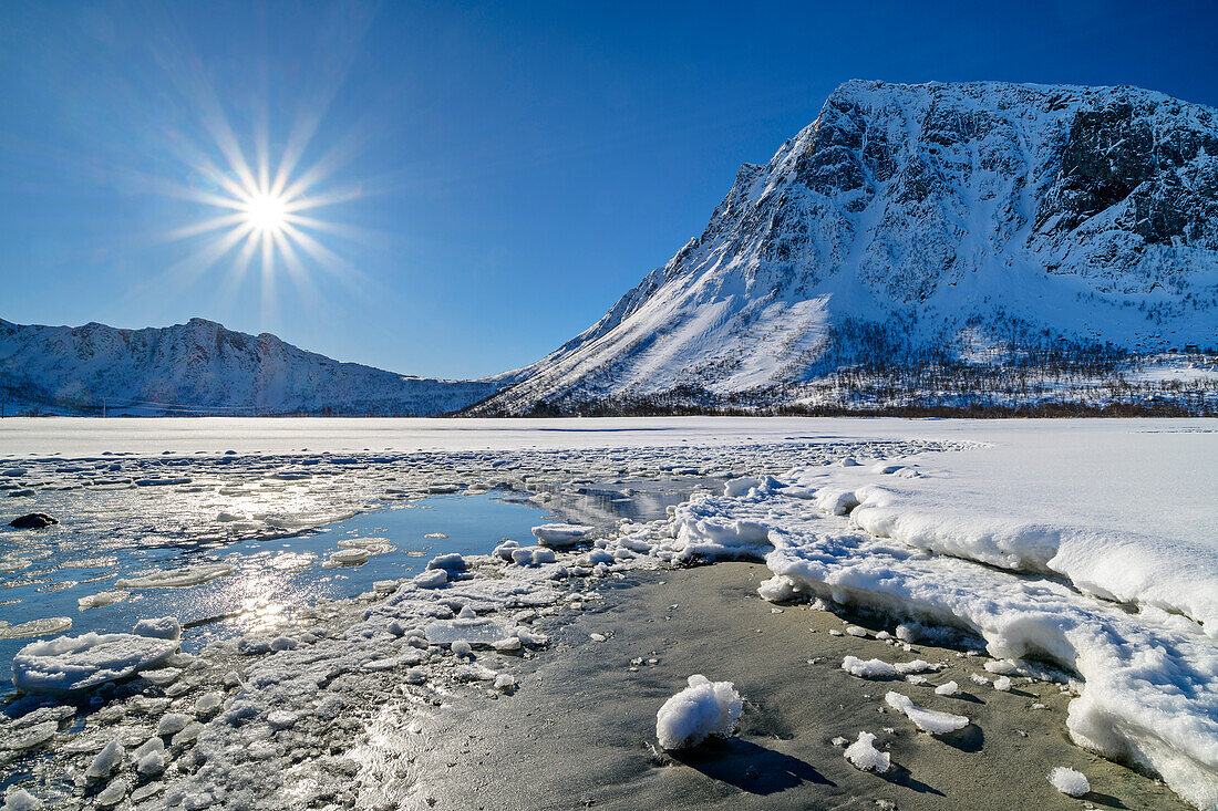 Eisschollen am Strand von Ballesvika, Senja, Troms og Finnmark, Norwegen