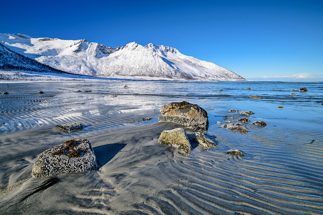 Felsen am Sandstrand von Ballesvika, Senja, Troms og Finnmark, Norwegen
