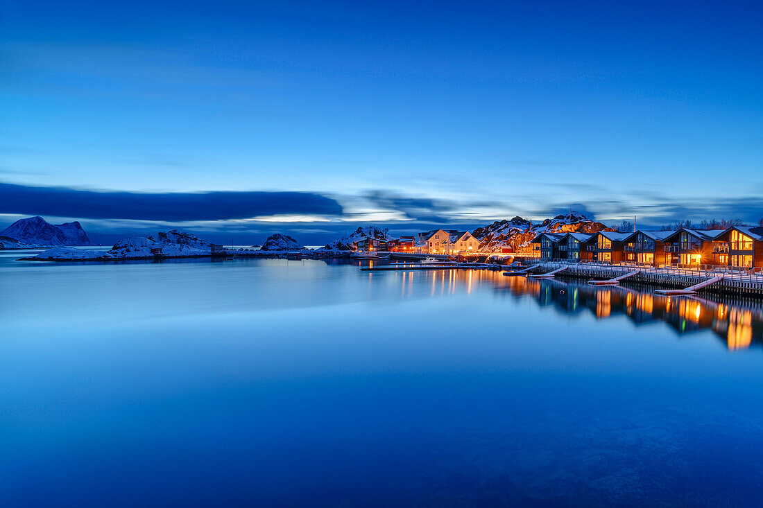 Beleuchtete Hotelanlage am Fjord in Hamn, Hamn i Senja, Senja, Troms og Finnmark, Norwegen