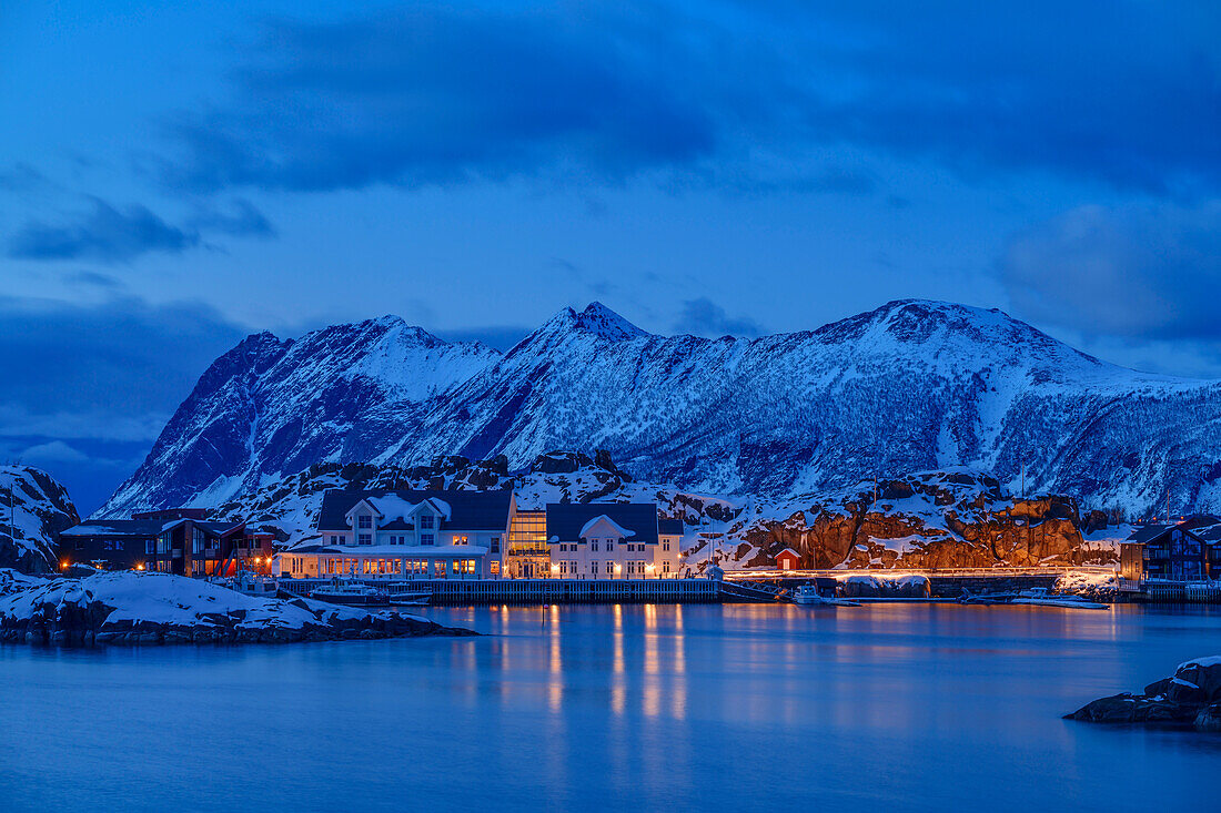 Beleuchtete Hotelanlage am Fjord in Hamn, Hamn i Senja, Senja, Troms og Finnmark, Norwegen