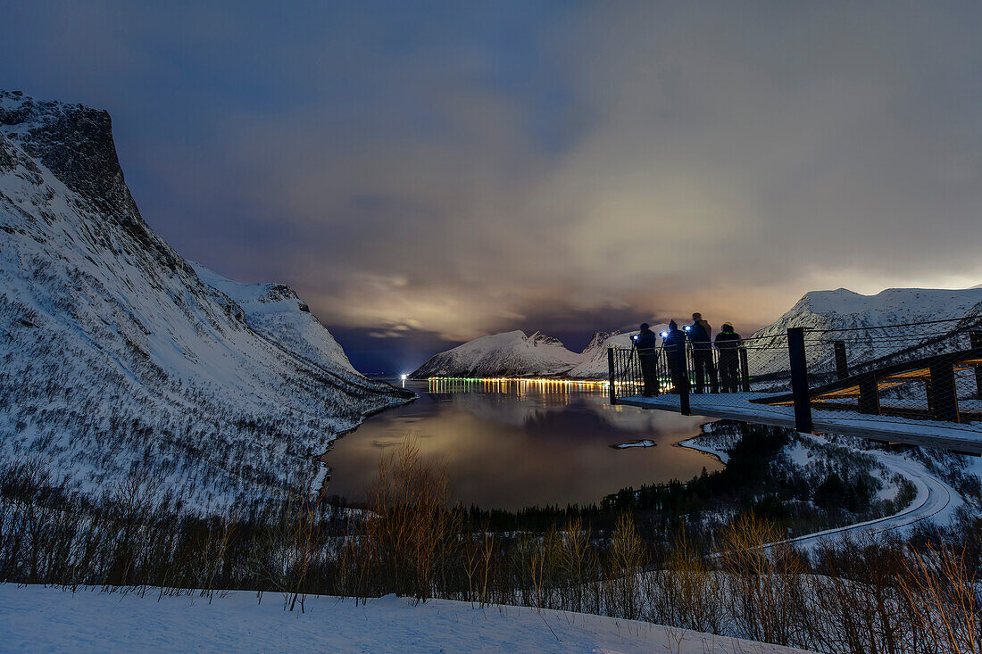 Mehrere Fotografen stehen nachts auf Aussichtsplattform mit Blick auf Nordfjord, Bergsbotn, Senja, Troms og Finnmark, Norwegen