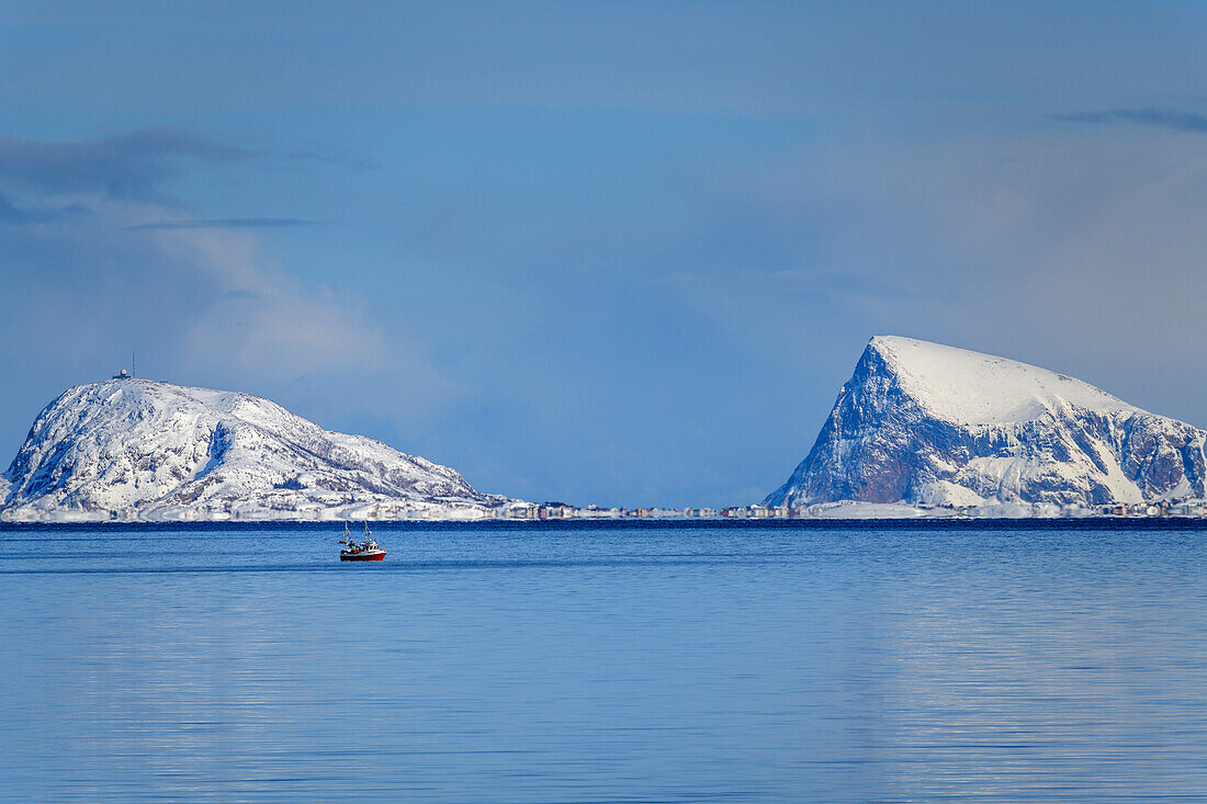 Schiff fährt vor Insel Sommaroy, Überfahrt Botnhamn - Brensholmen, Senja, Troms og Finnmark, Norwegen
