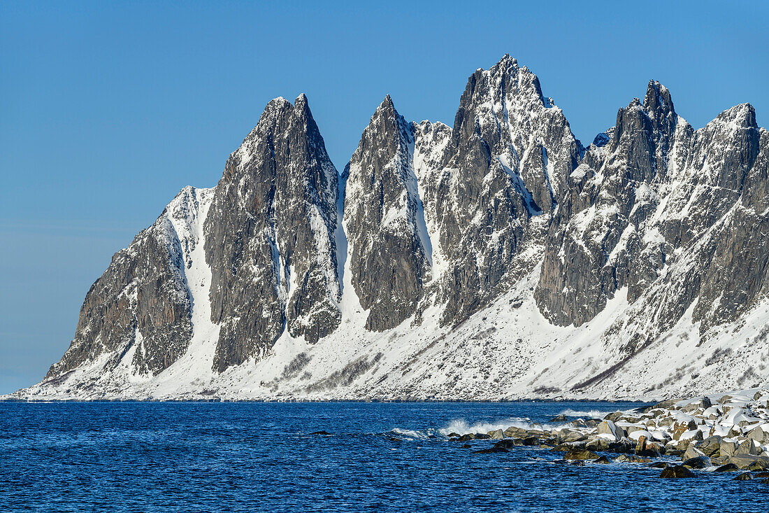 Teufelszähne über dem Ersfjord, Ersfjord, Senja, Troms og Finnmark, Norwegen