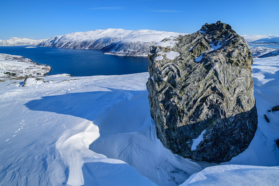 Gebänderter Felsblock mit Blick auf Fjord, Nattmalsfjellet, Kvaloya, Troms og Finnmark, Norwegen