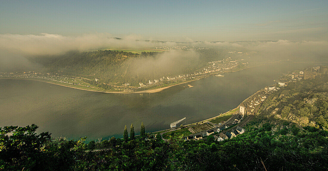 Aufsteigender Nebel im Rheintal bei St. Goar und St. Goarshausen, Oberes Mittelrheintal, Rheinland-Pfalz, Deutschland