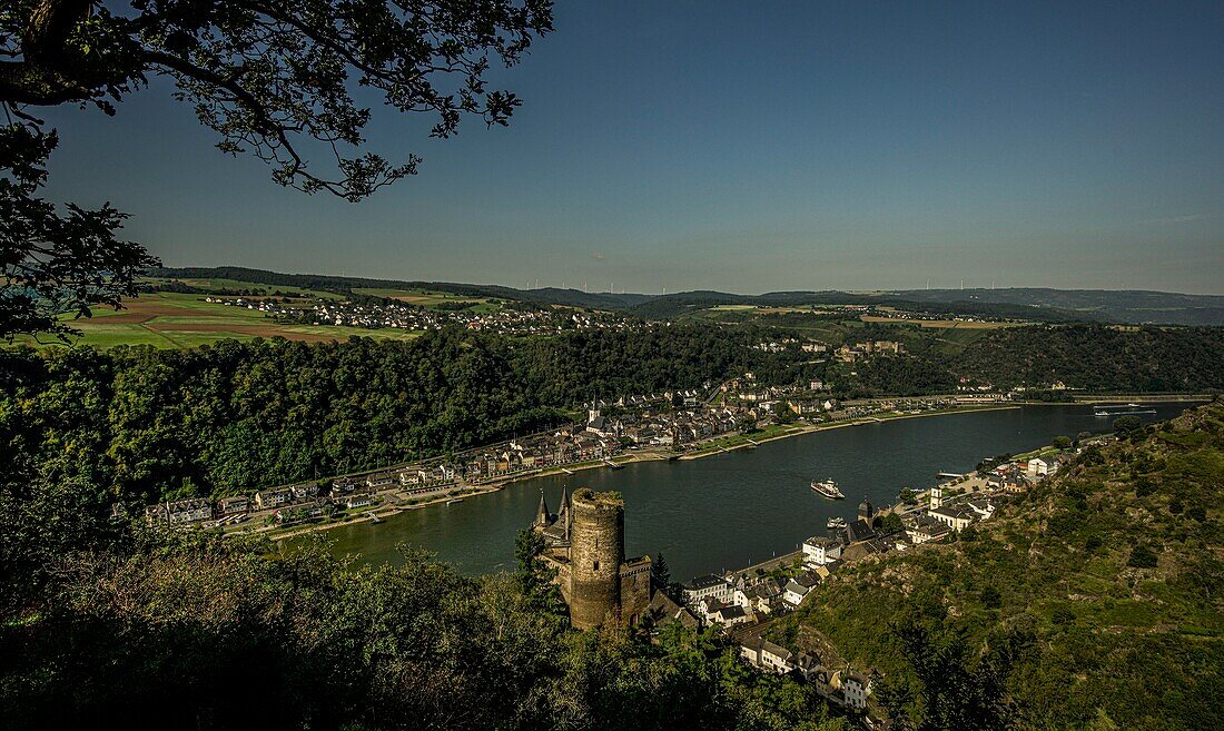 Blick vom Rheinsteig auf Burg Katz, St. Goarshausen und St. Goar, im Hintergrund die Ausläufer des Hunsrücks, Oberes Mittelrheintal, Rheinland-Pfalz, Deutschland