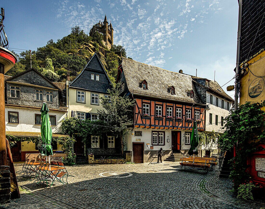 Altes Rathaus und historische Bürgerhäuser in der Altstadt von St. Goarshausen, im Hintergrund Burg Katz, Oberes Mittelrheintal, Rheinland-Pfalz, Deutschland