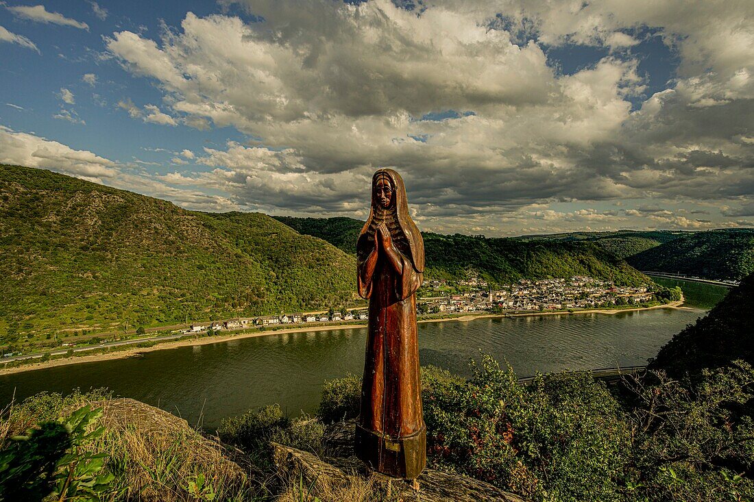 Skulptur "Betende Nonne" am Rheinburgenweg mit Blick auf das Rheintal bei Kestert, Oberes Mittelrheintal, Rheinland-Pfalz, Deutschland