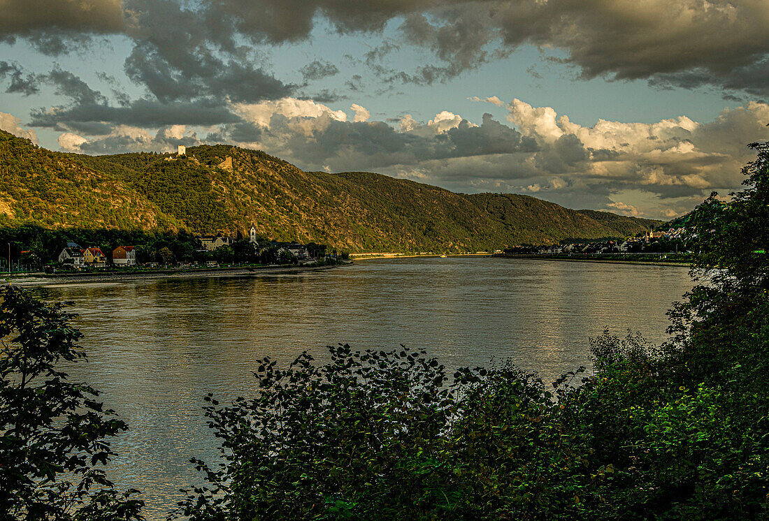 The Rhine valley near Kamp-Bornhofen and Bad Salzig in the evening light, in the background the castles of Sterrenberg and Liebenstein and the Bornhofen pilgrimage monastery, Upper Middle Rhine Valley, Rhineland-Palatinate, Germany