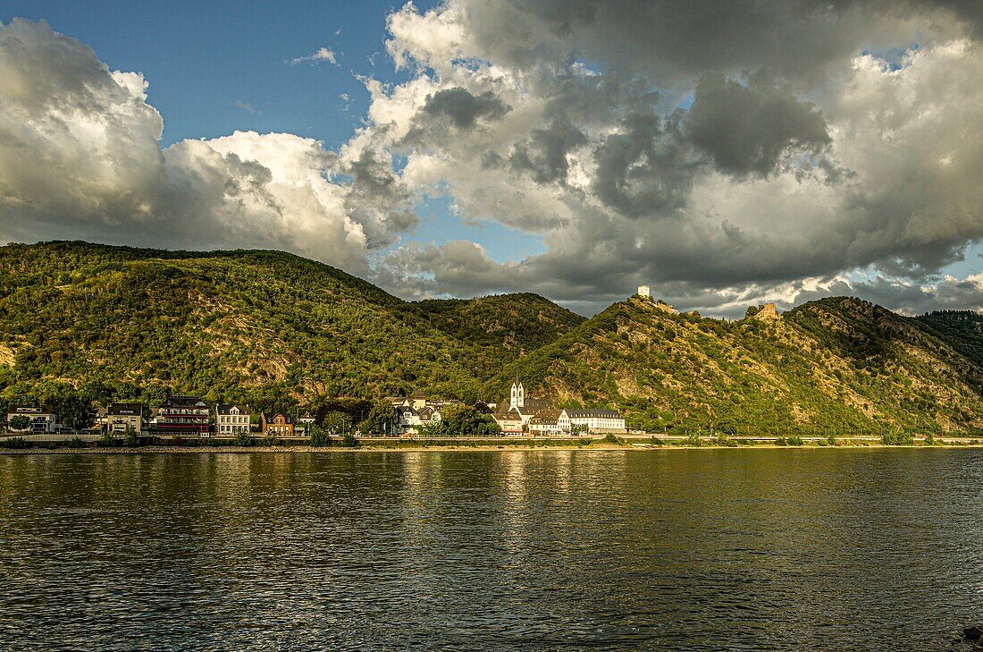 Blick über den Rhein auf das Wallfahrtskloster Bornhofen und die "Feindlichen Brüder", die Burgen Sterrenberg und Liebenstein, Oberes Mittelrheintal, Rheinland-Pfalz, Deutschland