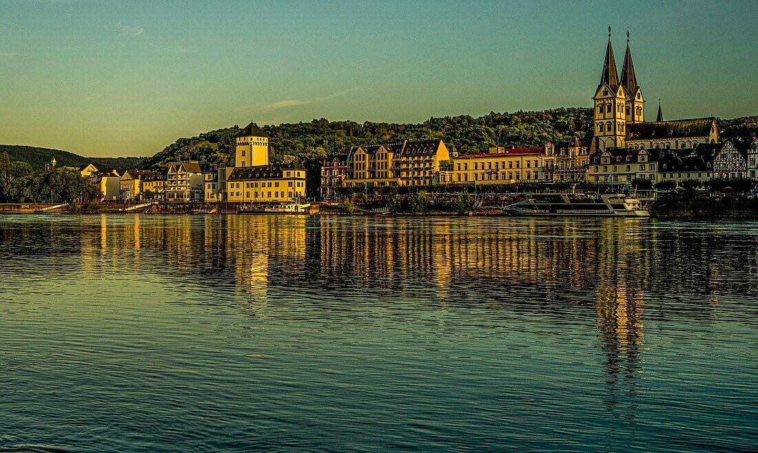 Rheinpromenade und Altstadt von Boppard im Abendlicht, Oberes Mittelrheintal, Rheinland-Pfalz, Deutschland