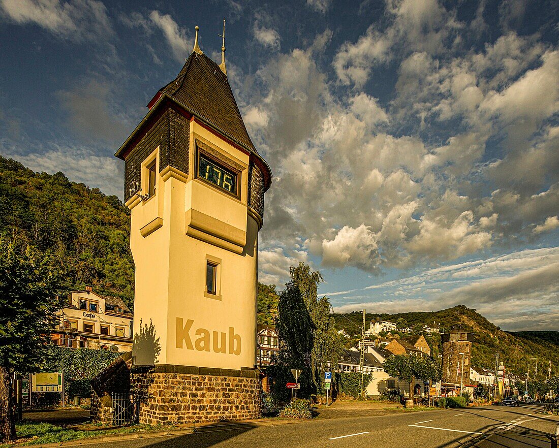 Pegelturm mit Rheinpegel an der Rheinuferstraße in Kaub, Oberes Mittelrheintal, Rheinland-Pfalz, Deutschland