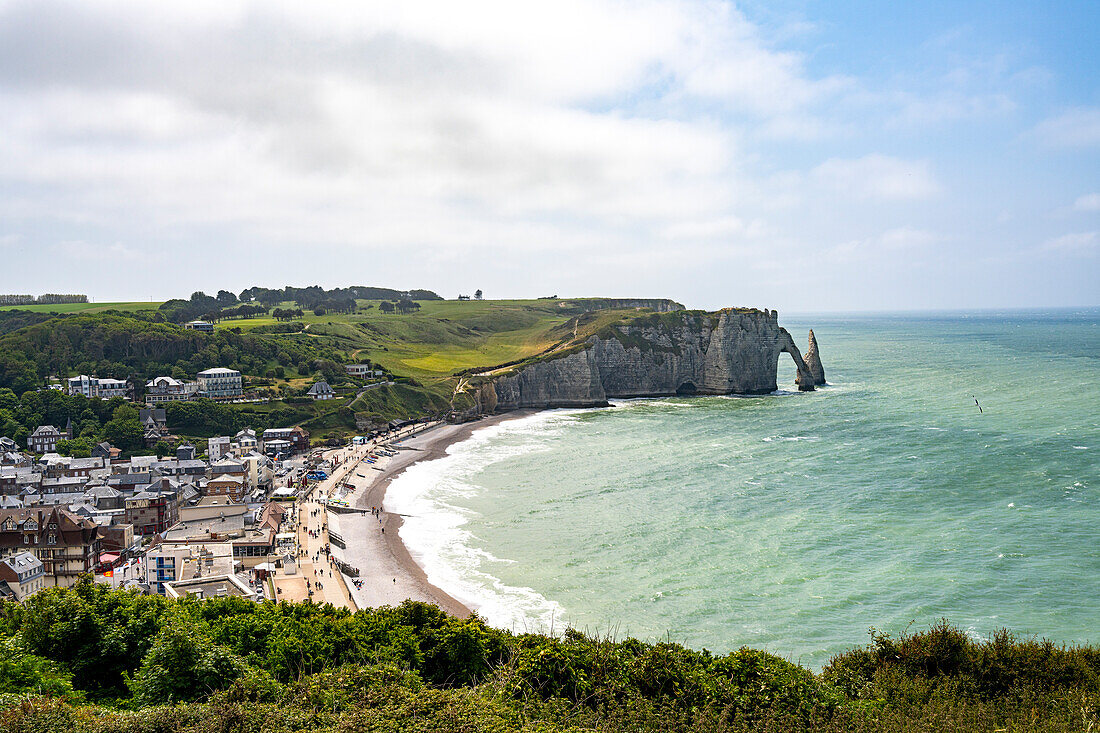 Chalk cliffs and cliffs along the GR21 long-distance hiking trail between Étretat and Yport