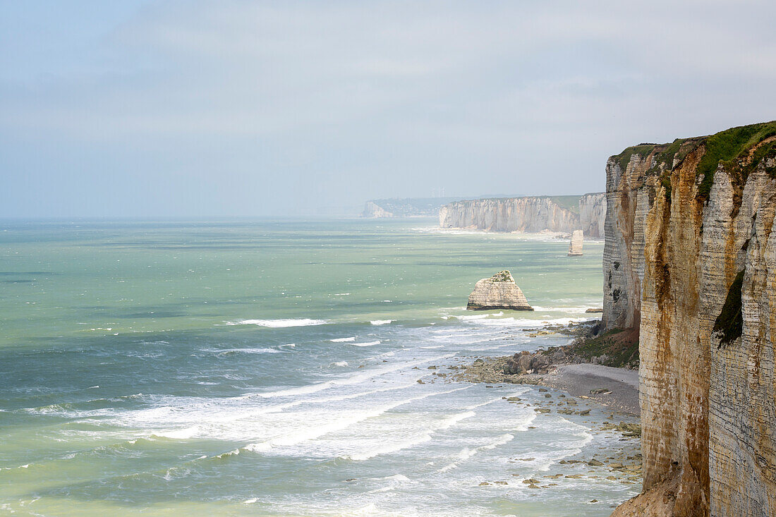 Chalk cliffs and cliffs along the long-distance hiking trail between Étretat and Yport