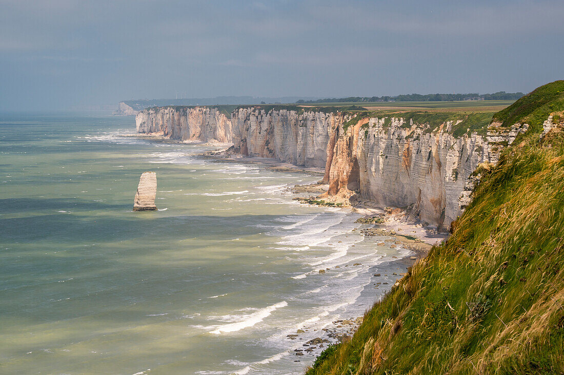 Kreidefelsen und Steilküste entlang des Fernwanderwegs zwischen Étretat und Yport, Normandie, Frankreich