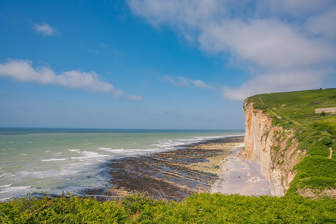 Chalk cliffs and cliffs along the long-distance hiking trail between Étretat and Yport