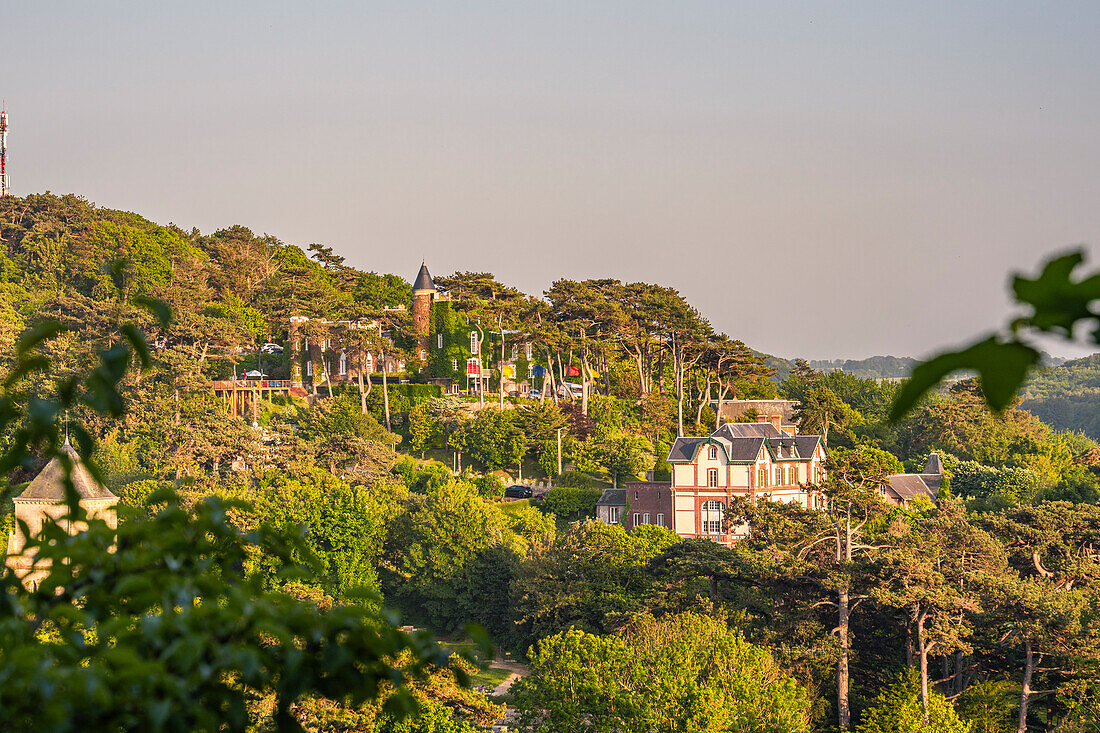 View of the luxury hotel Le Donjon - Domaine Saint Clair in the hills above Étretat