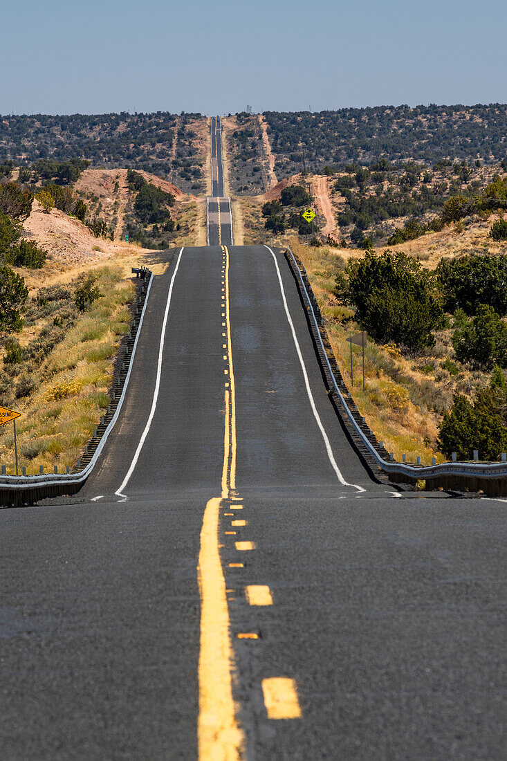 Autobahn, die in die Arizona-Wüste führt, Arizona, USA