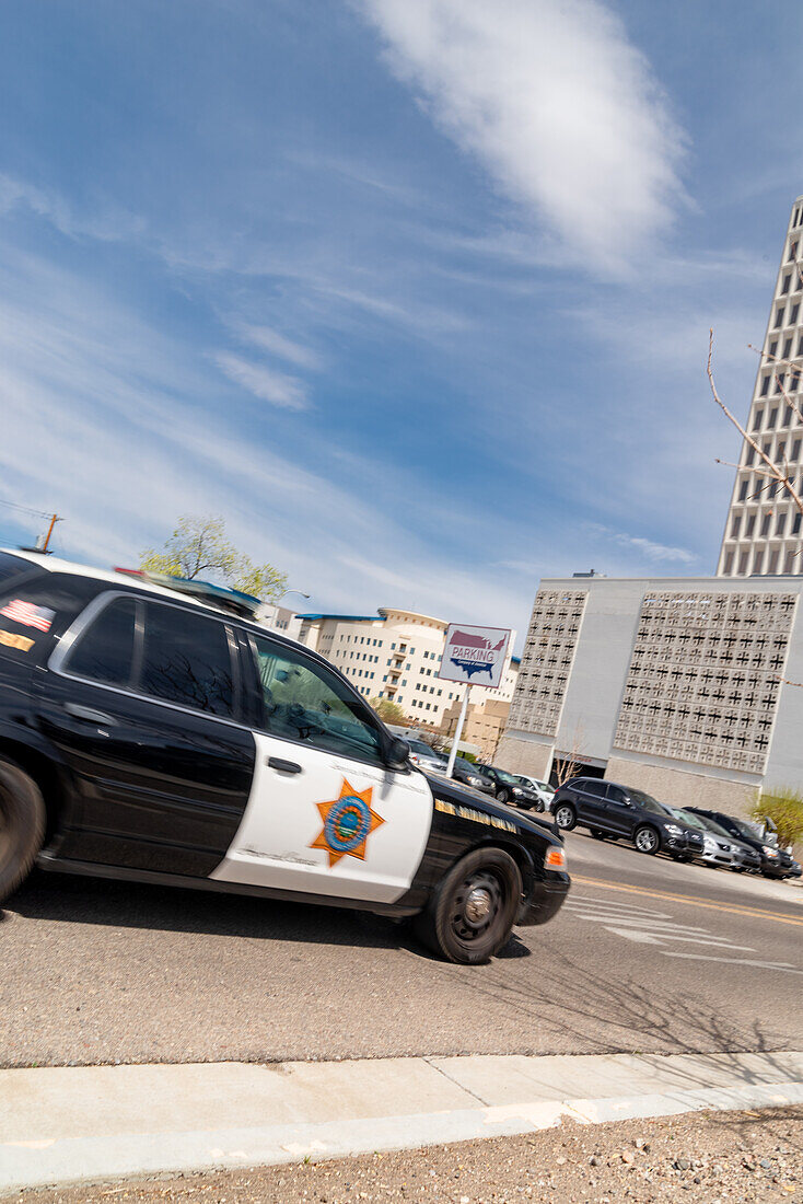 Polizeiauto in Albuquerque rast auf einen Notfall zu, USA