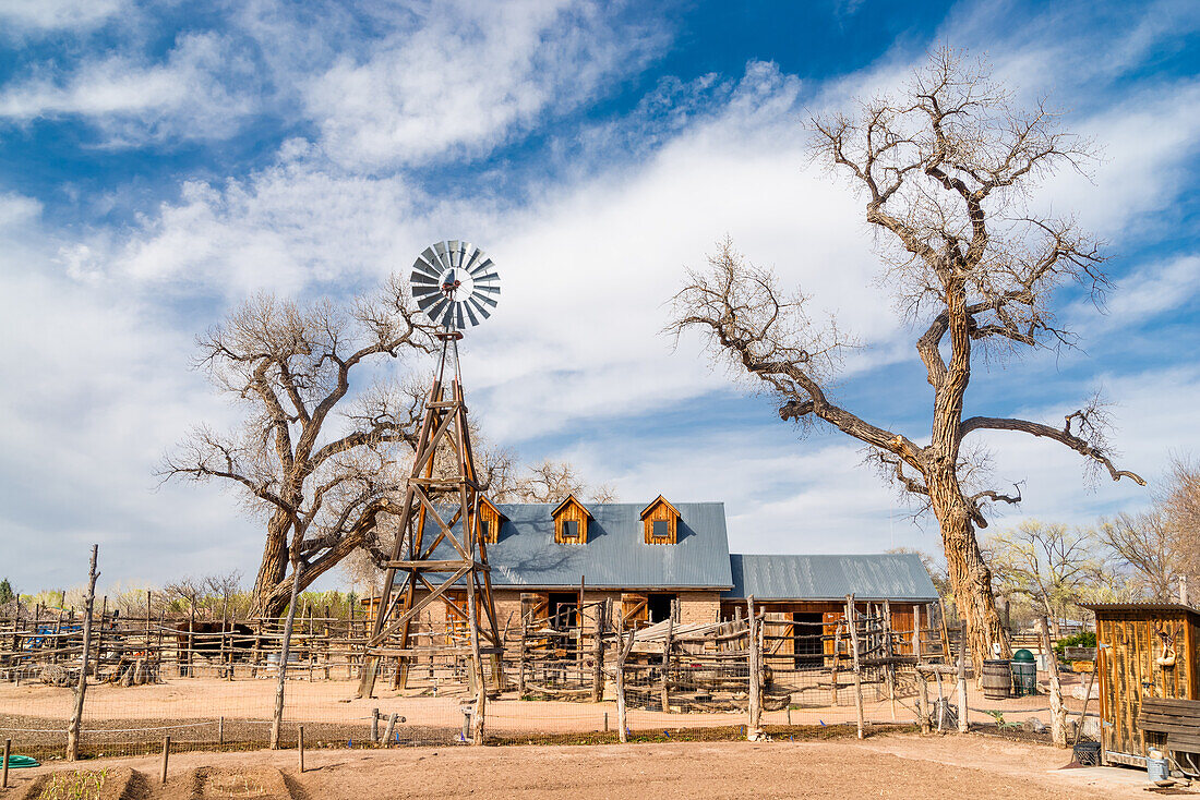 Nachbildung einer alten Farm im westlichen Stil in Albuquerque, New Mexico, USA