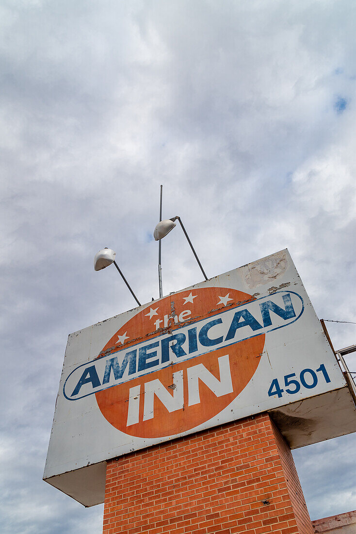 Alte Leuchtreklame eines Motels namens American Inn an der ehemaligen Route 66 in Albuquerque, New Mexico, USA