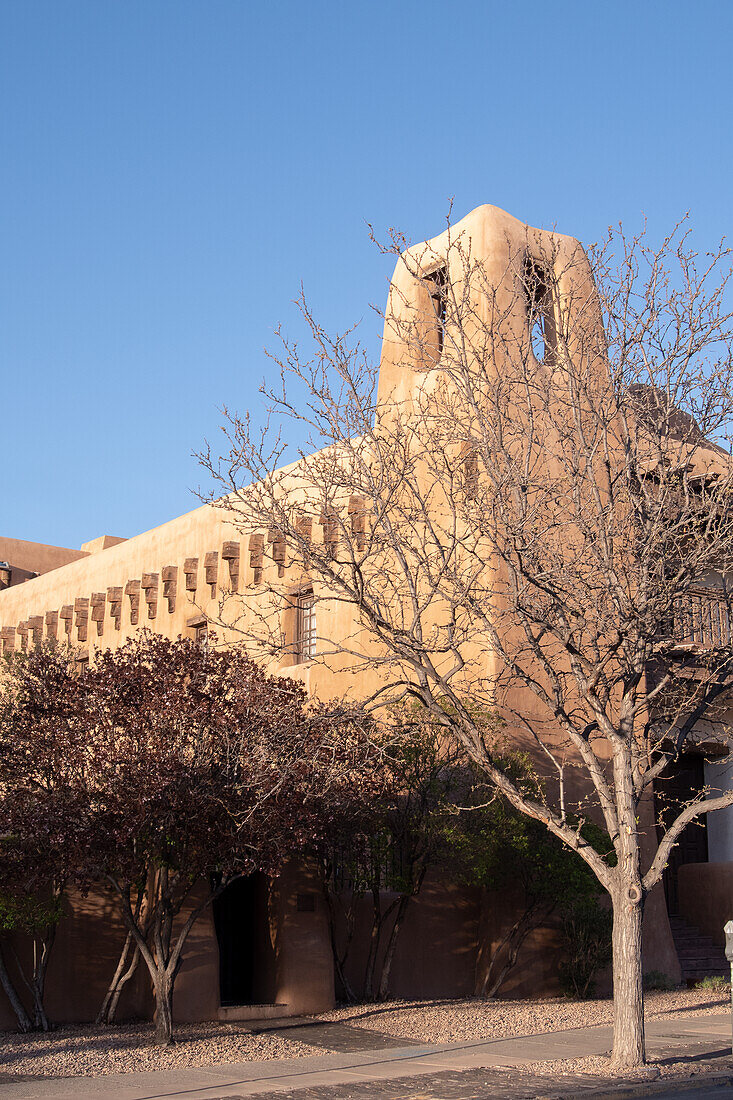 Großes Adobe-Gebäude in Santa Fe, New Mexico.