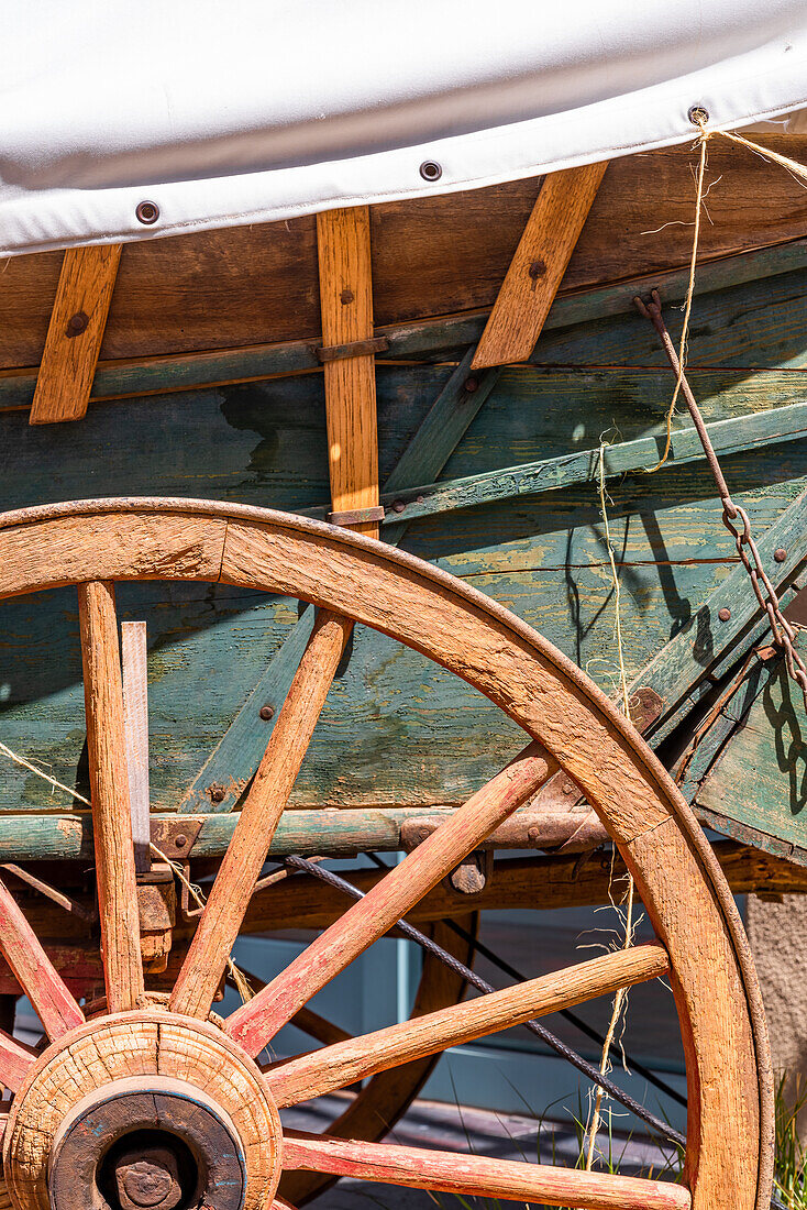 Detail einer antiken Holzkutsche in Santa Fe, New Mexico.