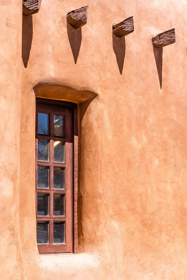 Großes Adobe-Gebäude in Santa Fe, New Mexico.