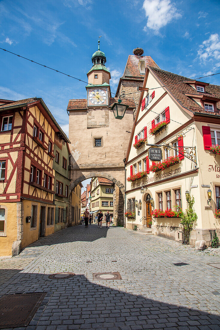 Markusturm und historische Gebäude in Rothenburg ob der Tauber, Mittelfranken, Bayern, Deutschland