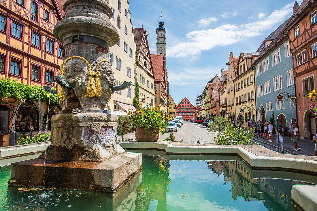 Brunnen und historische Gebäude in Rothenburg ob der Tauber, Mittelfranken, Bayern, Deutschland
