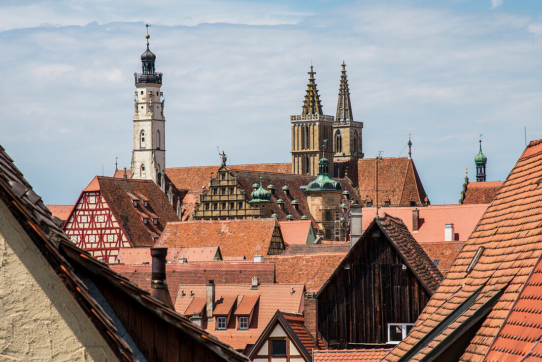 Dächer und Kirchtürme in Rothenburg ob der Tauber, Mittelfranken, Bayern, Deutschland