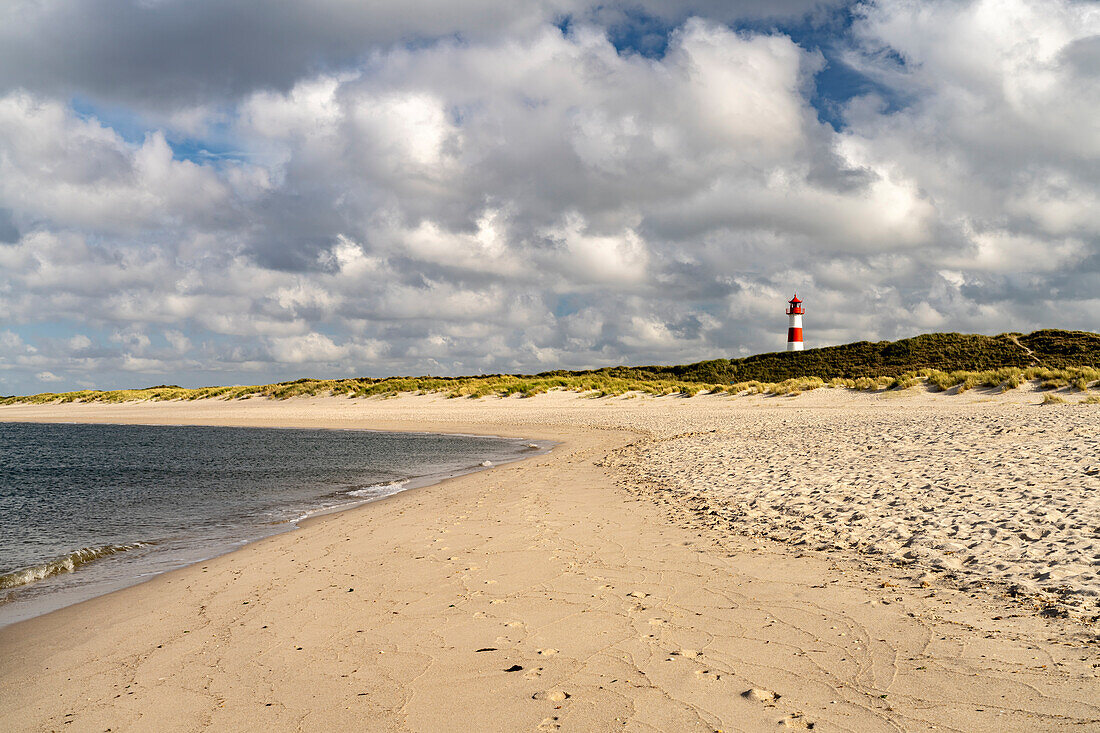 Beach on the coast of Ellenbogen and the List-Ost lighthouse, List, Sylt Island, Nordfriesland district, Schleswig-Holstein, Germany, Europe