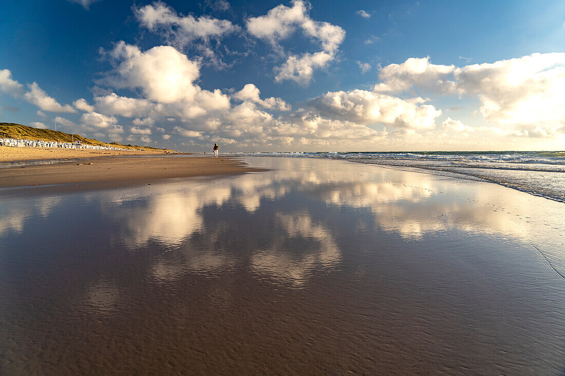 Wolken spiegeln sich im Wasser am Weststrand bei Westerland, Insel Sylt, Kreis Nordfriesland, Schleswig-Holstein, Deutschland, Europa 