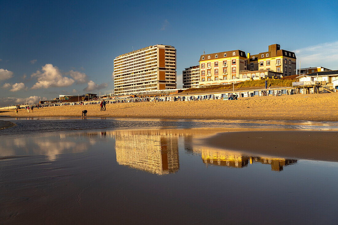 Apartment Hochhaus und Hotel Miramar am  Weststrand bei Westerland, Insel Sylt, Kreis Nordfriesland, Schleswig-Holstein, Deutschland, Europa 