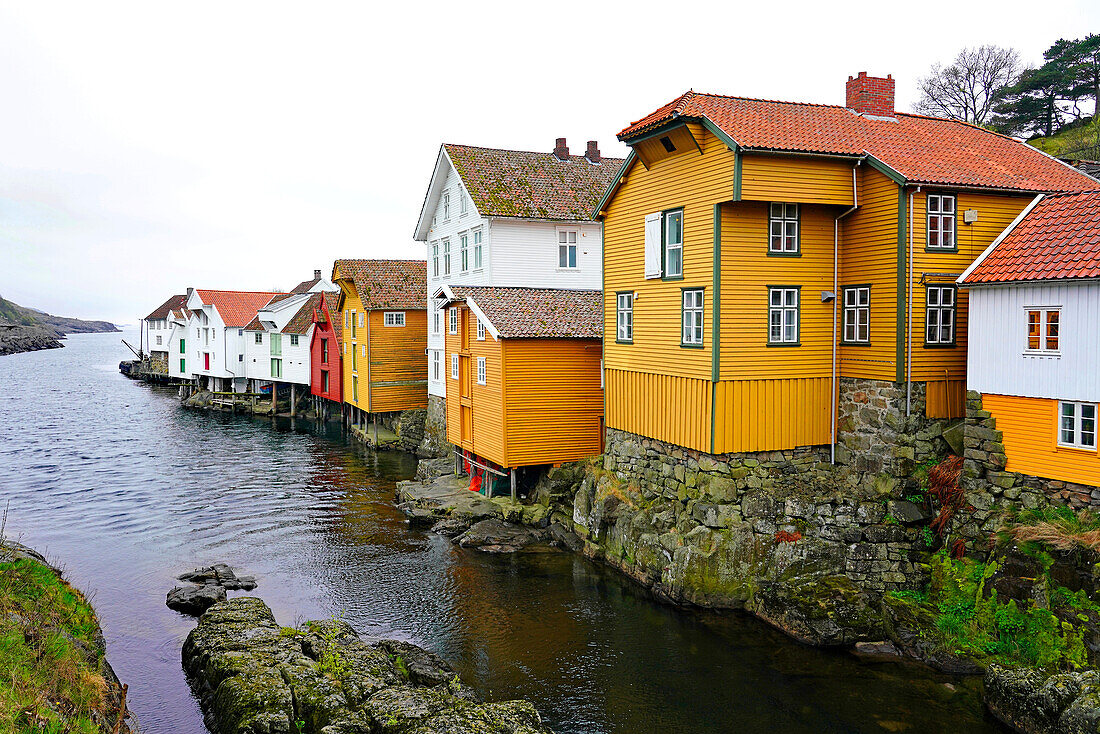 Norwegen, Provinz Rogaland im Südwesten, Hafendorf Sogndalstrand, bunte Häuser am Fluss Sokno